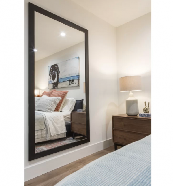 Kamar tidur dengan cermin besar di dinding